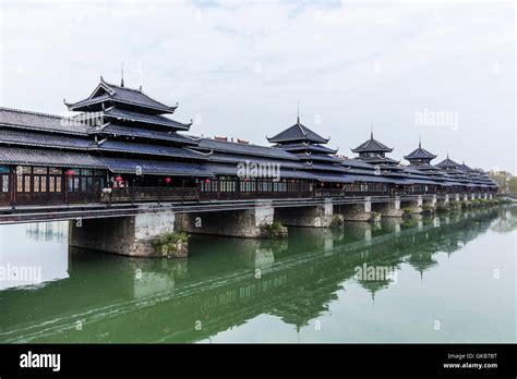  「風雨橋」：一座連接世俗與奇幻的古老橋梁！